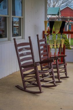 Pennsylvania, ABD, Nisan, 18, 2018: İki ahşap sallanan sandalye bir balkonda bir amish çiftlik evinde, açık görünümü