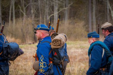 Moorpark, ABD - Nisan, 18, 2018: kimliği belirsiz kişi mavi üniforma giyen, sırt çantası ve ormanda yürüyüş ve iç savaş Reenactment Moorpark içinde temsil eden bir kılıç holding