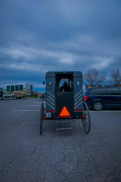 宾夕法尼亚州, 美国, 四月, 18, 2018: 老式的, 阿米什人的车后面的户外景观, 在砾石农村公路上骑马 — 图库照片