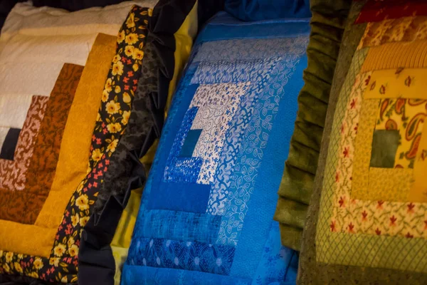 Pennsylvania, Usa, April, 18, 2018: Close-up van patroon, zelfgemaakte deken met knappe kleurenschema vervaardigd met behulp van patch werk teqnique geplaatst op het meubilair — Stockfoto