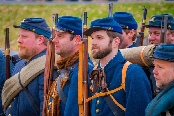 Moorpark, Ca, Usa - 18 April 2018: Oidentifierade personer, iklädd blå uniform durin Civil War Reenactment i Moorpark, Ca är den största strid reenactment väster om Mississippi — Stockfoto