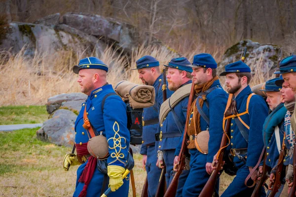 MOORPARK, EE.UU. - 18 DE ABRIL DE 2018: El primer plano de un grupo de personas que visten uniforme azul y representan la Representación de la Guerra Civil en Moorpark, es la recreación de batalla más grande — Foto de Stock