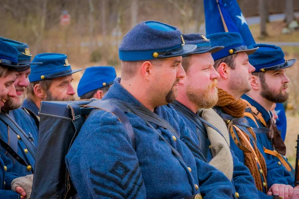 Moorpark, Usa - April, 18, 2018: Grupp av människor bär blå uniform som representerar den Civil War Reenactment i Moorpark, den största strid reenactment — Stockfoto