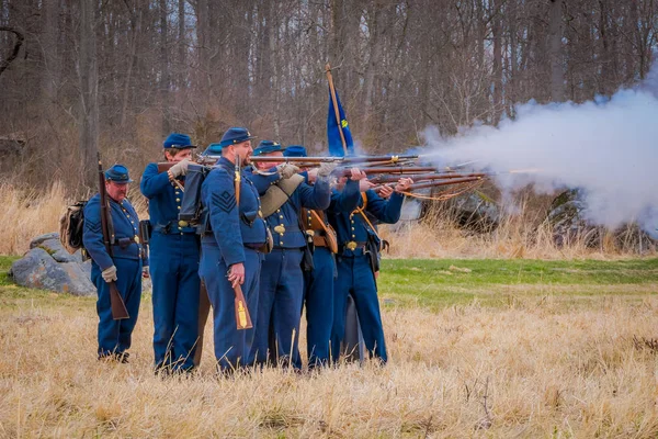 MOORPARK, Estados Unidos - 18 de abril de 2018: Grupo de personas que usan uniforme y representan la recreación de la guerra militar en Moorpark, disparando sus armas, es la recreación de batalla más grande del oeste — Foto de Stock