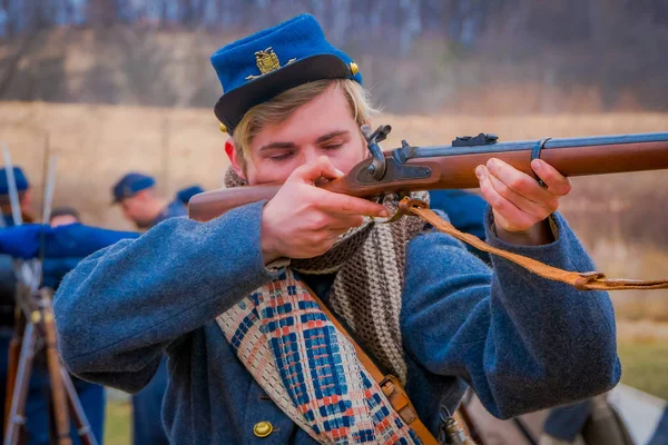 Moorpark, Usa - April, 18, 2018: Porträtt av stilig pojke håller en pistol i hans händer som är redo att skjuta som representerar inbördeskriget Reenactment i Moorpark, den största strid reenactment — Stockfoto