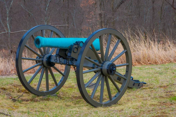 Pennsylvania, USA, APRIL, 18, 2018: View of Napoleon, 12 lb cannon, located in a cemetery park in Gettysburg National Historical Battlefield — Stock Photo, Image