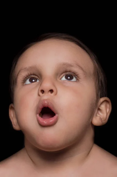 Hermoso pequeño retrato de niño sobre fondo oscuro — Foto de Stock