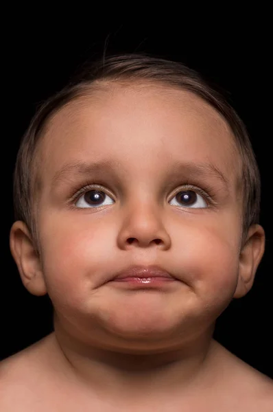 Schönes kleines Jungen-Porträt auf dunklem Hintergrund — Stockfoto