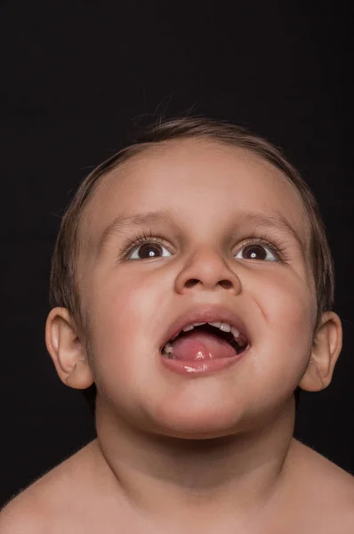 Primer plano de hermoso retrato de niño sobre fondo oscuro — Foto de Stock