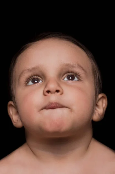 Nahaufnahme eines schönen kleinen Jungen Porträt auf dunklem Hintergrund — Stockfoto