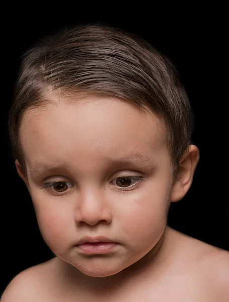 黒の背景に美しいの小さな男の子の肖像画の肖像画 — ストック写真