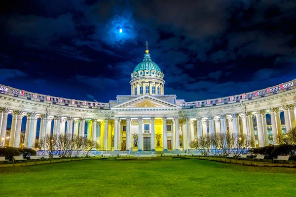 St. Petersburg, Ryssland, 01 maj 2018: vacker natt syn på Kazan-katedralen i ortodoxa kyrkan, byggd på Nevsky Prospekt i 1801-1811, från innergården med månen i himlen — Stockfoto