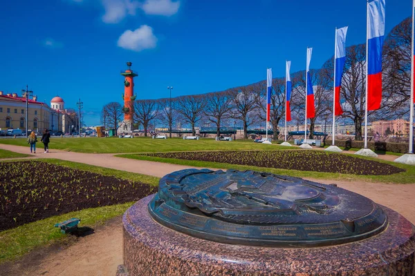 St. Petersburg, Rosja, 01 maja 2018 r.: Południowa rostralnego kolumny z flagi w wierszu blisko do wymiany, opierając się na Wyspie Wasiljewskiej pluć z z innymi ludźmi w Sankt-Petersburgu — Zdjęcie stockowe