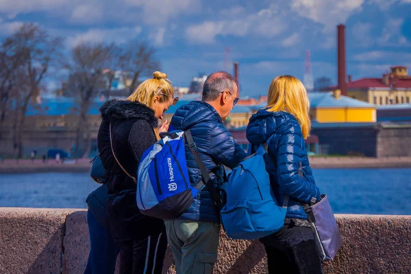 St. Petersburg, Oroszország, 2018. május 01.: szabadtéri kilátást élvezi a kilátást a város St. Petersburg horizont homályos hátterű orosz család — Stock Fotó