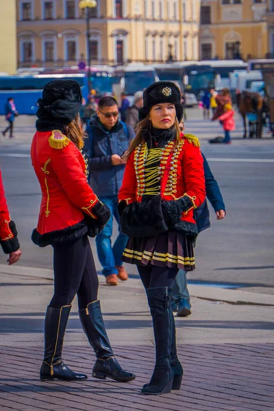 ST. PETERSBURG, RUSIA, 01 MAYO 2018: Mujeres soldados posan con viejos uniformes militares rusos vestidas como soldados rusos del siglo XIX en la Plaza del Palacio de San Petersburgo — Foto de Stock