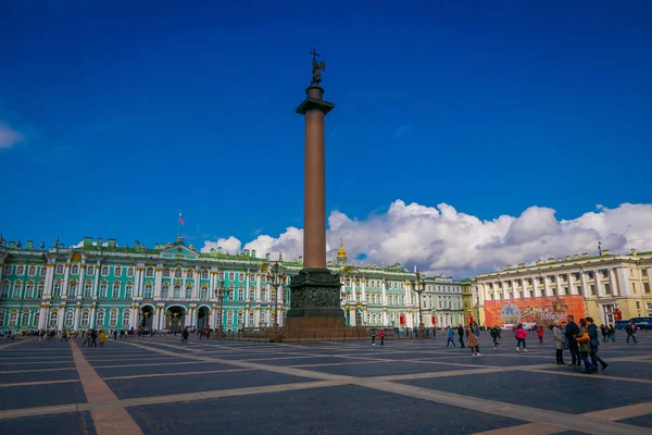 サンクトペテルブルク、ロシア、2018 年 5 月 2 日: 冬宮殿とアレクサンダー ・ コラム、サンクトペテルブルクの宮殿広場を歩く正体不明の人の屋外の表示 — ストック写真