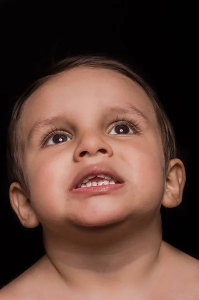 Hermoso pequeño retrato de niño sobre fondo oscuro — Foto de Stock