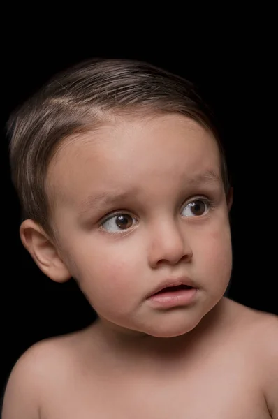 暗い背景に美しいの小さな男の子の肖像画の肖像画 — ストック写真