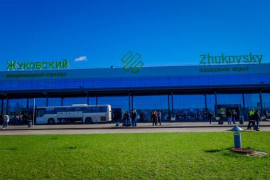 Minsk, Beyaz Rusya - 01 Mayıs 2018: Açık görünüm Zhukovsky Uluslararası Havaalanı, güzel bir mavi gökyüzünde güneşli günde Minsk'te bulunan bina Havacılık tanımlanamayan kişi