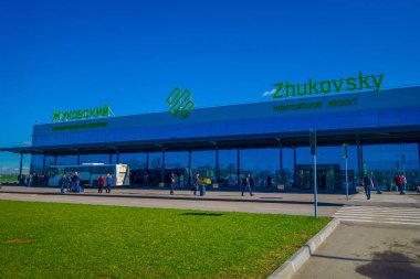 Minsk, Beyaz Rusya - 01 Mayıs 2018: Zhukovsky Uluslararası Havaalanı, güzel bir mavi gökyüzünde Minsk'te güneşli inşa Havacılık yaya geçidi kullanmak için yürüyüş tanımlanamayan kişi