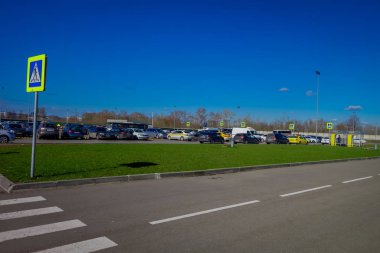 Minsk, Beyaz Rusya - 01 Mayıs 2018: Caras Zhukovsky International airport, bir işaret ve yaya geçidi sonra insanlar için bir park alanında açık görünümünü gelen Minsk