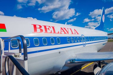 Minsk, Beyaz Rusya - 01 Mayıs 2018: güzel bir mavi gökyüzü Minsk Ulusal havaalanında uçuş öncesi Tupolev Tu-154 Ew-85741 Belavia hava yolları hazırlama açık görünüm