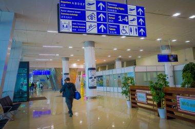 Minsk, Beyaz Rusya - 01 Mayıs 2018: Kapalı görünüm kimliği belirsiz kişi uluslararası Minsk Havaalanı içinde bilgilendirici bir işareti altında yürüyüş