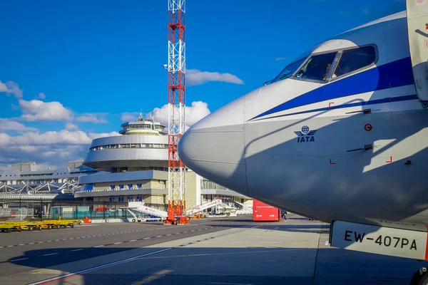 MINSK, BELARUS - MAY 01 2018: Outdoor view of unidentiifed people boarding the tupolev Tu-154 EW-85741 Belavia Airlines, in the Minsk National Airport during a gorgeous sunny day in Minsk — Stock Photo, Image
