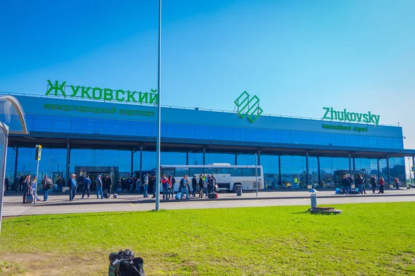 MINSK, BÉLARO - 01 DE MAYO DE 2018: Vista al aire libre de personas no identificadas en el aeropuerto internacional de Zhukovsky, edificio de aviación en un hermoso cielo azul en el día soleado ubicado en Minsk — Foto de Stock