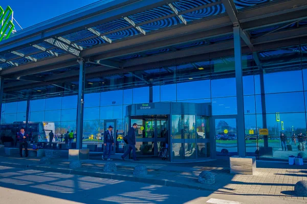 MINSK, BÉLARO - 01 DE MAYO DE 2018: Vista al aire libre de las personas en la entrada del aeropuerto internacional de Zhukovsky, con un reflejo en el vidrio, en un hermoso cielo azul en el día soleado ubicado en Minsk — Foto de Stock