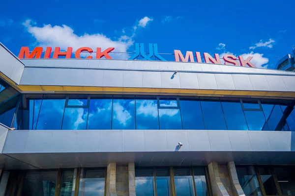 MINSK, BÉLARO - 01 DE MAYO DE 2018: Al aire libre por debajo de la vista del aeropuerto internacional de Zhukovsky, con un reflejo en el vidrio, en un hermoso cielo azul en el día soleado ubicado en Minsk — Foto de Stock