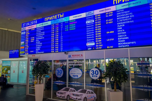 MINSK, BELARUS - 01 MAY 2018: Vista interior de la enorme pantalla de salida con llegadas y horario dentro del aeropuerto internacional de Minsk — Foto de Stock