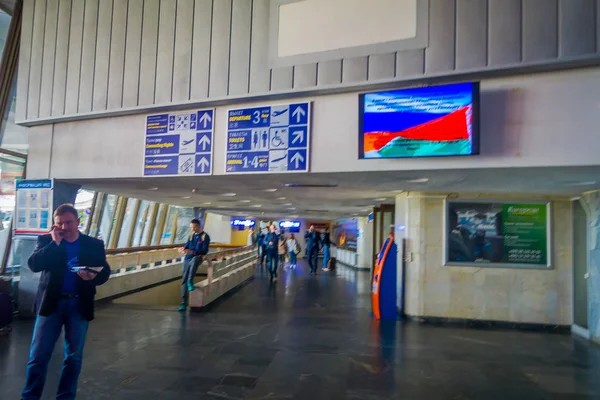 Minsk, Weißrussland - 19. Juni 2016: Reisende im Wartezimmer des Flughafens warten auf ihren Flug — Stockfoto