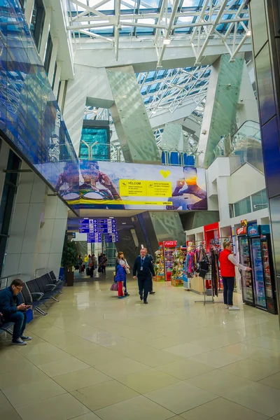 MINSK, BÉLARO - 01 DE MAYO DE 2018: Vista interior de personas no identificadas caminando dentro del aeropuerto internacional de Minsk una señal informativa para dar alguna información — Foto de Stock