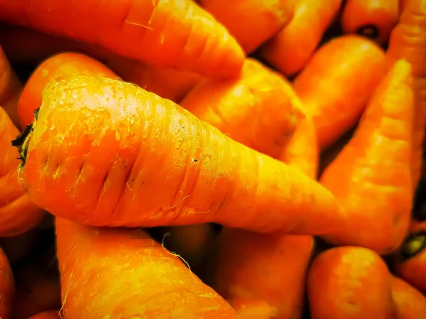 Organic carrots for sale. Fresh organic carrots at the farmers market. — Stock Photo, Image