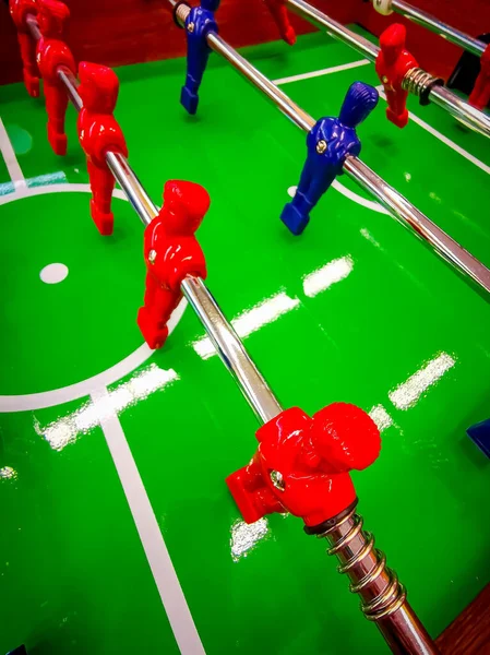 Futbolín. Mesa con perspectiva de detalle de jugadores rojos y azules . — Foto de Stock