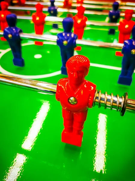Csocsó. Asztal piros és kék játékosok részletesen perspektíva. — Stock Fotó