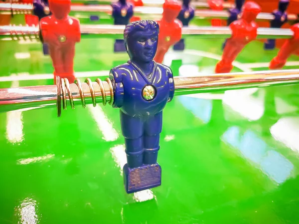 Tafelvoetbal. Tafel met rood en blauw spelers detail perspectief. — Stockfoto