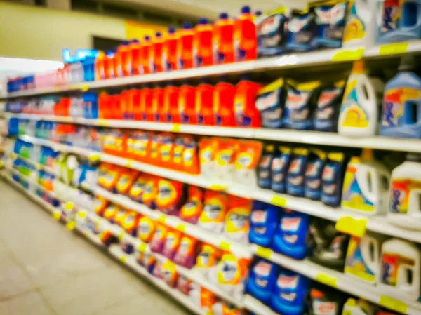 Gemak winkel planken interieur wazig achtergrond, Wazig Supermarkt planken. — Stockfoto