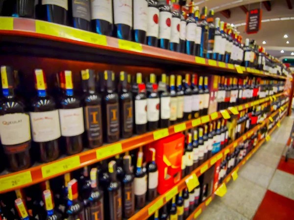 Gemak winkel planken interieur wazig achtergrond, Wazig Supermarkt planken. — Stockfoto