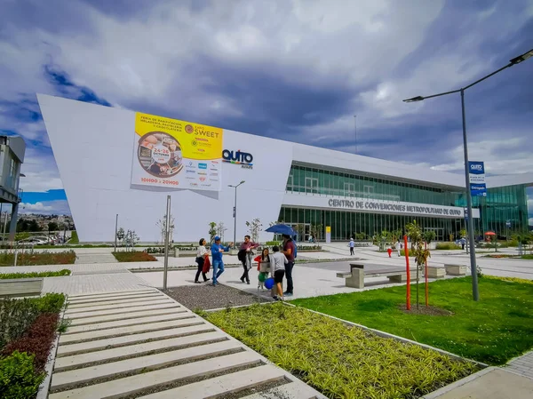 Quito, Pichincha Ecuador - 25 oktober 2019: Niet-geïdentificeerde toeristen op Bicentennial Event Center, midden in Quito vlakbij een vliegveld, Een congrescentrum. — Stockfoto