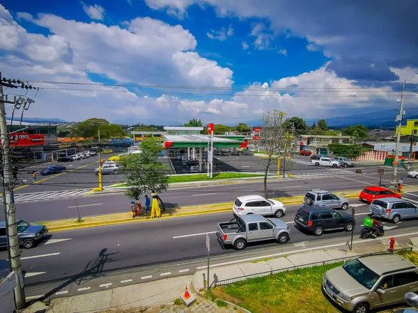 Tumbaco, Pichincha, Ekvador - 25 Ekim 2019: Quito kenti yakınlarındaki Tumbaco kasabasının merkez yolundaki Puma benzin istasyonu. 