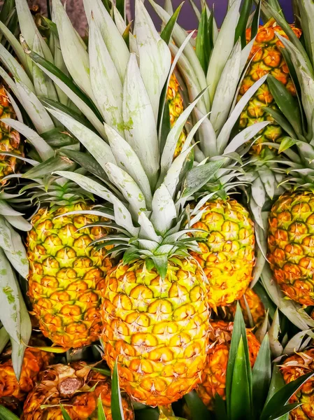 Pile frutta ananas che è stato raccolto e l'esposizione per la vendita sul tavolo agricoltori nel mercato — Foto Stock