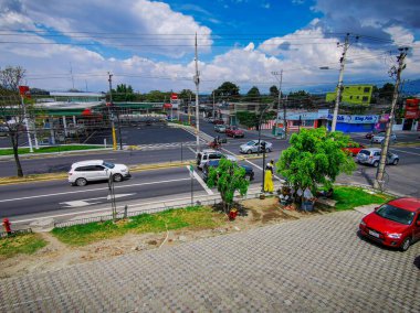 Tumbaco, Pichincha, Ekvador - 25 Ekim 2019: Quito kenti yakınlarındaki Tumbaco kasabasının merkez yolundaki Puma benzin istasyonu. 