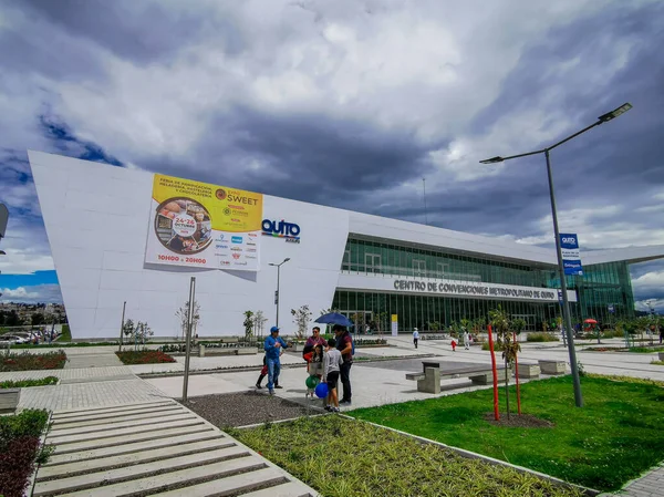 Quito, Pichincha Ecuador oktober 25, 2019: Uidentificerede turister på Bicentennial Event Center, midt i Quito nær en flyveplads, Et kongrescenter . - Stock-foto