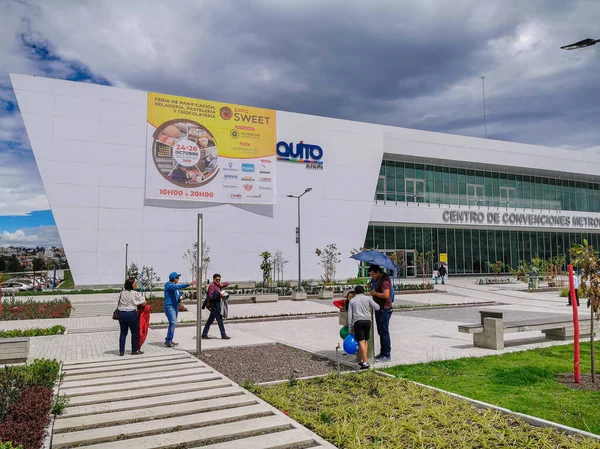 Quito, Pichincha Équateur - 25 octobre 2019 : Touristes non identifiés au Bicentenaire Event Center, au milieu de Quito près d'un aérodrome, Un centre de congrès . — Photo