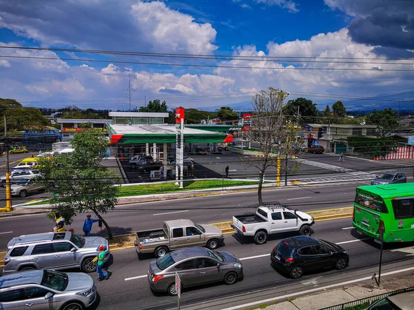 Tumbaco, Pichincha, Ecuador - 25 oktober 2019: Puma tankstation aan de centrale weg van de stad Tumbaco bij de stad Quito. — Stockfoto