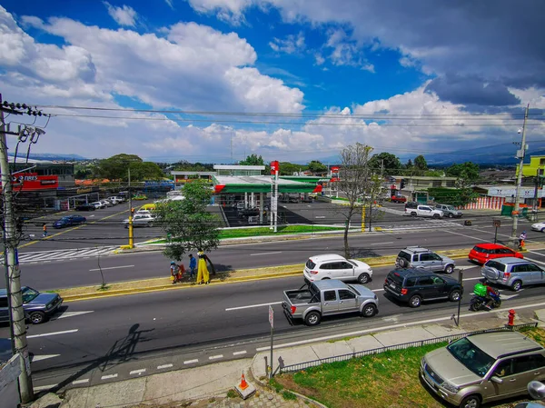 Tumbaco, Pichincha, Ekvador - 25 Ekim 2019: Quito kenti yakınlarındaki Tumbaco kasabasının merkez yolundaki Puma benzin istasyonu. — Stok fotoğraf