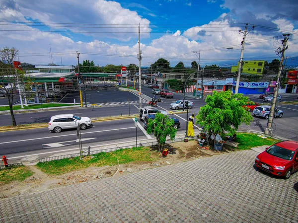 トゥンバコ、ピチンチャ、エクアドル- 10月25 、 2019:キト市の近くのトゥンバコの町の中央道路にあるプーマガソリンスタンド. — ストック写真