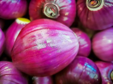 Yerel çiftçi pazarında organik soğan satılıyor.